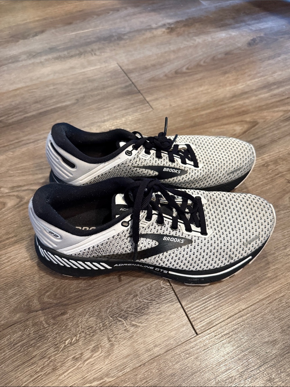 Brooks Adrenaline GTS 22 Shoes Womens Size 9 White Black Running Sneakers